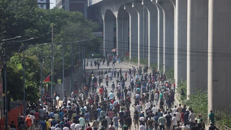 El jefe del ejército de Bangladés se dirige al país mientras estallan nuevas protestas