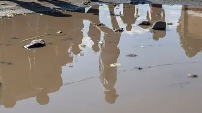 Agentes de policía congoleños huyen a Uganda ante el recrudecimiento de los combates Agentes de policía congoleños huyen a Uganda ante el recrudecimiento de los combates