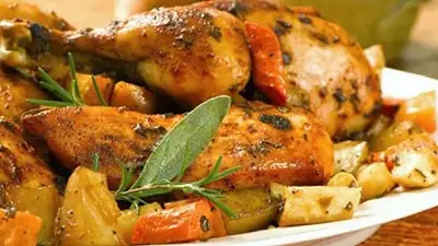 Pollo al horno con papas y romero. Pollo al horno con papas y romero.