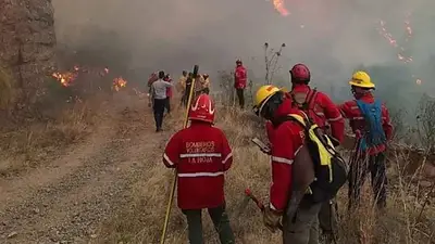 Incendios en La Rioja: un equipo especializado trabaja para controlar un foco activo en el Cerro del Velasco Incendios en La Rioja: un equipo especializado trabaja para controlar un foco activo en el Cerro del Velasco