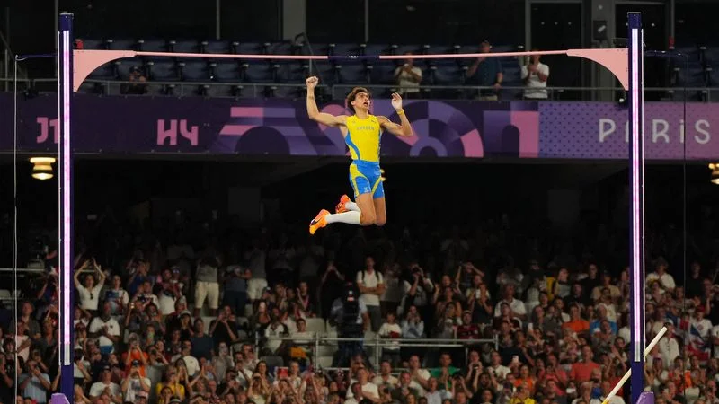 Duplantis culmina noche de oro con récord mundial en salto con garrocha