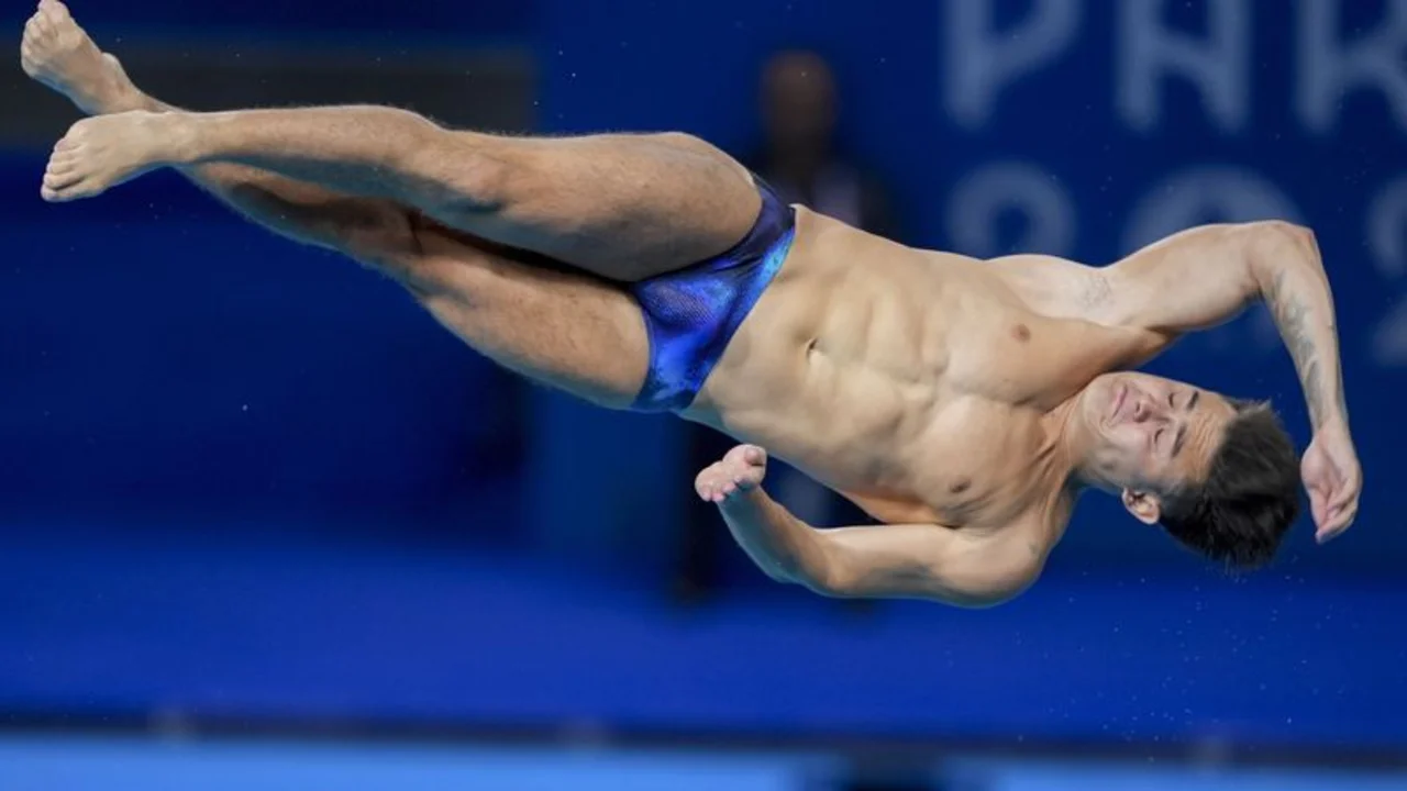 Colombiano Restrepo intenta el clavado más difícil en eliminatorias de trampolín de 3 metros