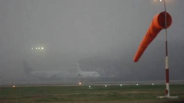 Desvíos de vuelos en Aeroparque y demoras en el Tren Roca por la niebla