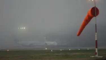 Desvíos de vuelos en Aeroparque y demoras en el Tren Roca por la niebla