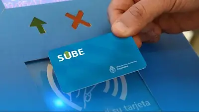 Usuario del transporte público pagando el viaje con la tarjeta SUBE Usuario del transporte público pagando el viaje con la tarjeta SUBE