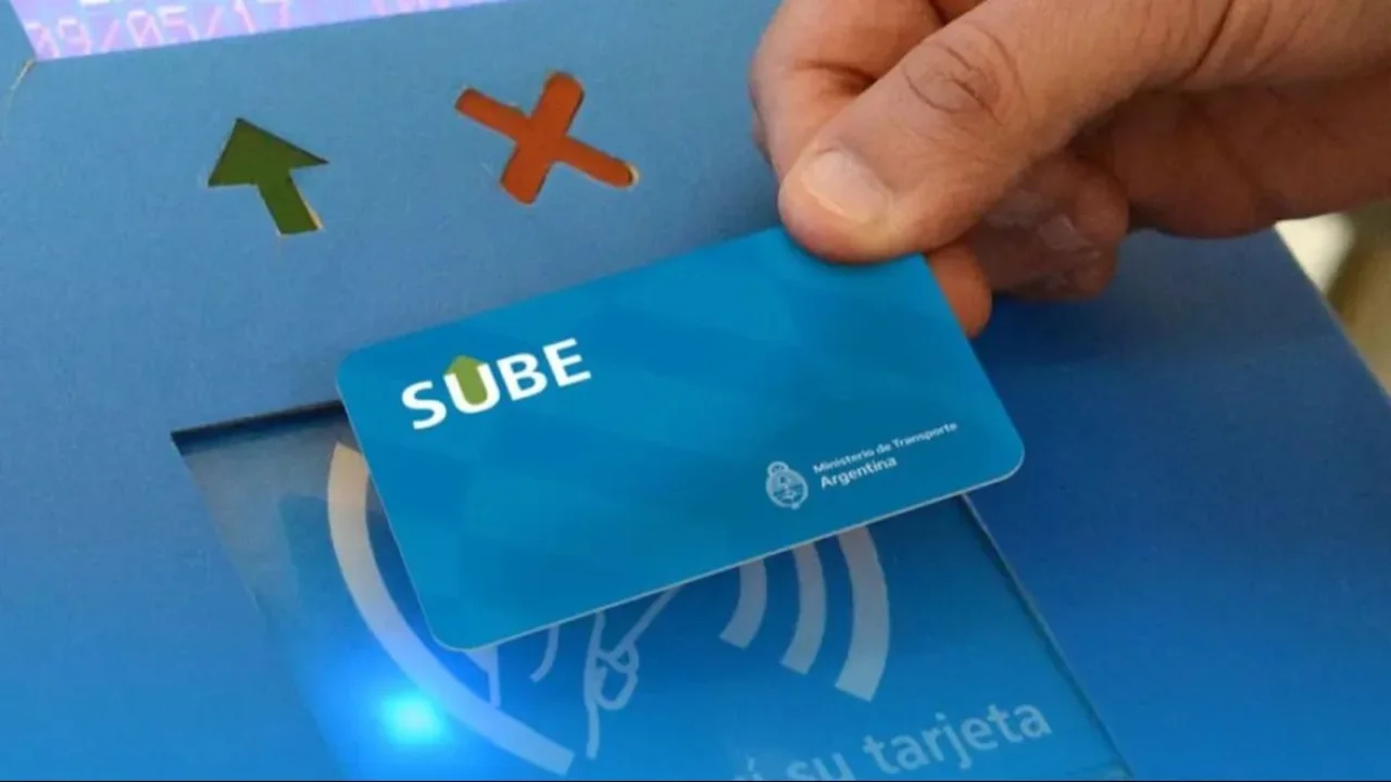 Usuario del transporte público pagando el viaje con la tarjeta SUBE 