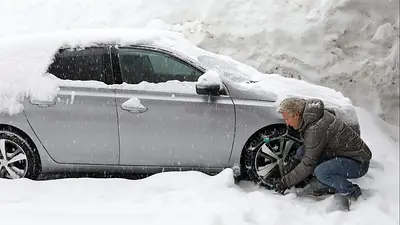 Auto con nieve. Auto con nieve.