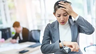 Una mujer preocupada al ver la hora Una mujer preocupada al ver la hora