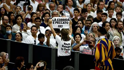 Defensoras de los animales interrumpen la audiencia semanal del Papa Francisco Defensoras de los animales interrumpen la audiencia semanal del Papa Francisco