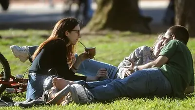 Imagen de jóvenes descansando en un día feriado Imagen de jóvenes descansando en un día feriado