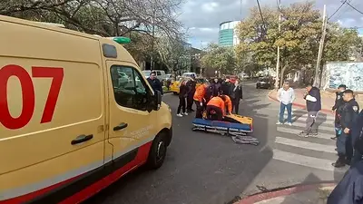 Córdoba: un remisero intentó evadir un control de tránsito, atropelló a una policía y se dio a la fuga Córdoba: un remisero intentó evadir un control de tránsito, atropelló a una policía y se dio a la fuga