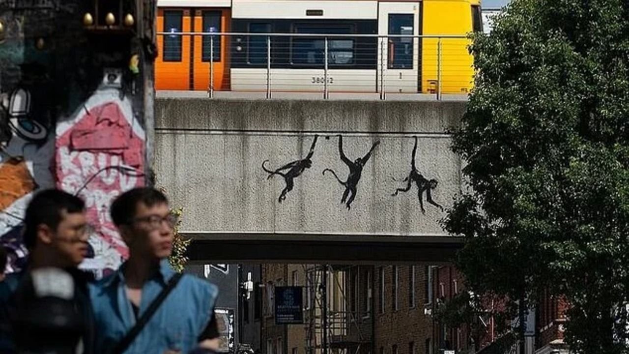 La obra de Banksy en una estación del Metro de Londres. 