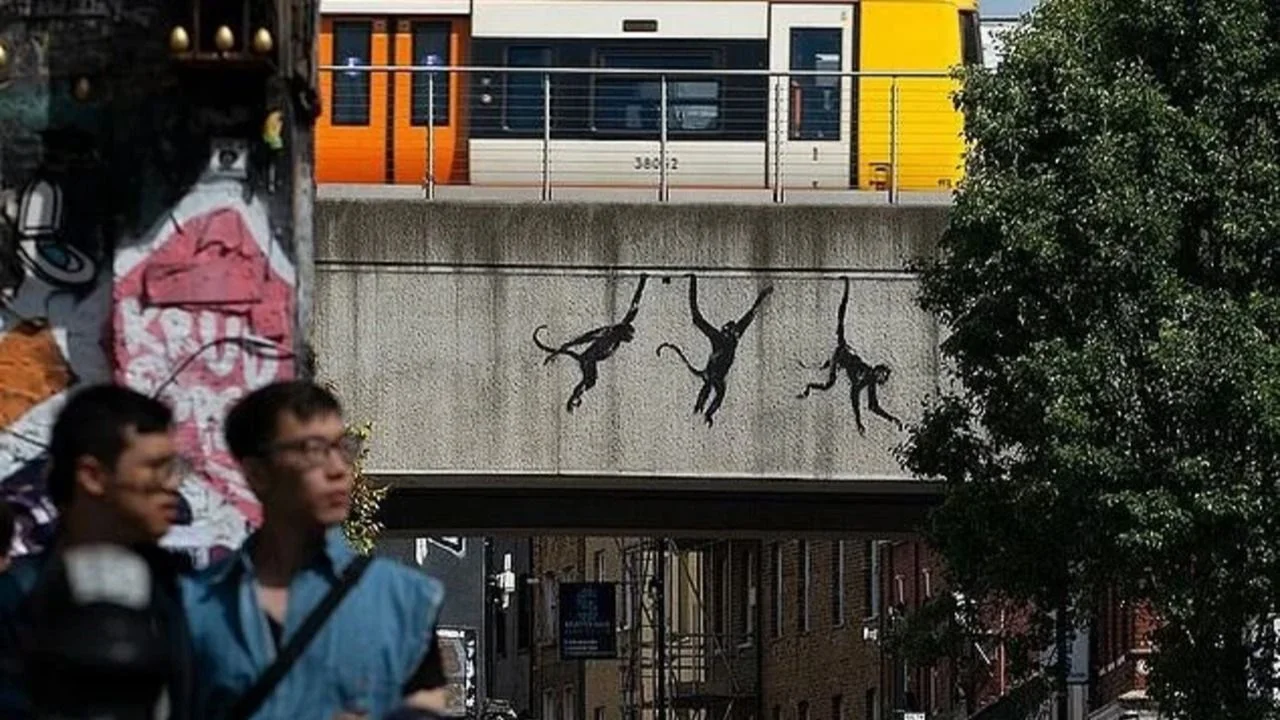 La obra de Banksy en una estación del Metro de Londres. 