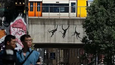 La obra de Banksy en una estación del Metro de Londres. La obra de Banksy en una estación del Metro de Londres.