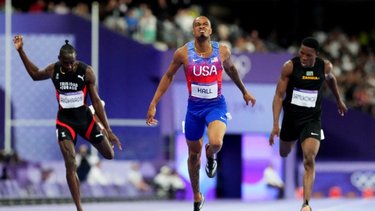 Estadounidense Hall sorprende con sprint al final y se lleva el oro de los 400 metros masculinos