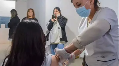 El Gobierno de La Rioja mantiene abierta la inscripción para vacunarse gratis contra el dengue: dónde y cómo anotarse El Gobierno de La Rioja mantiene abierta la inscripción para vacunarse gratis contra el dengue: dónde y cómo anotarse