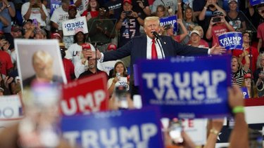Trump dice que está dispuesto a debatir tres veces con Kamala Harris
