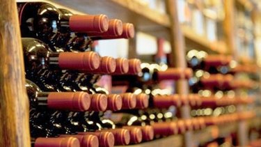 ¿Cómo funciona la técnica del calor para sacar un corcho de vino?