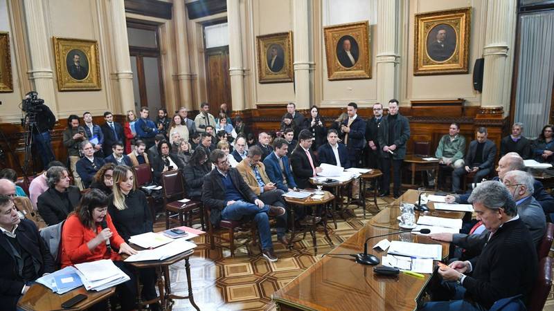 Con ayuda de la UCR y el PRO, el oficialismo pateó el tratamiento de los DNU de la SIDE