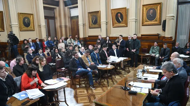 Con ayuda de la UCR y el PRO, el oficialismo pateó el tratamiento de los DNU de la SIDE