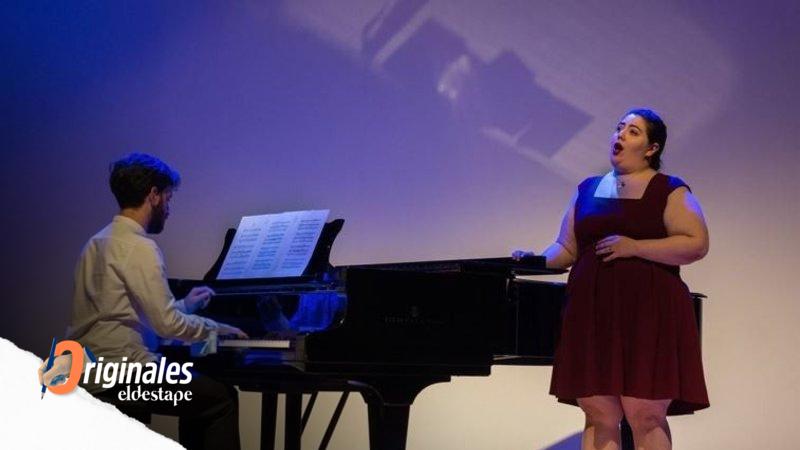 La cantante lírica que sorprende entonando sentada en bares y casas de comida: “Quiero que la ópera sea un género popular”