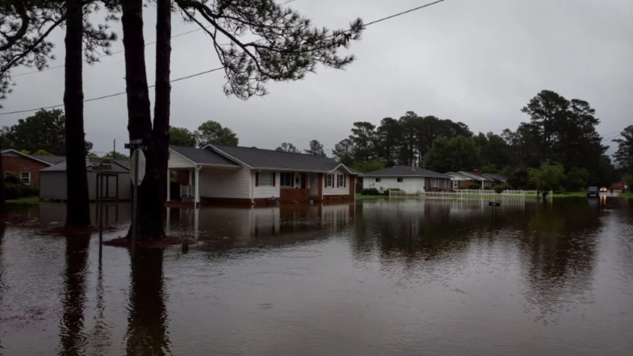 Debby gana velocidad y provoca fuertes lluvias en la costa este de Estados Unidos