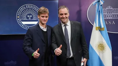 Defensor de nazis, fotos con Adorni y ataque a periodistas: un llamativo "invitado" a la Casa Rosada para preguntar en las conferencias de prensa Defensor de nazis, fotos con Adorni y ataque a periodistas: un llamativo "invitado" a la Casa Rosada para preguntar en las conferencias de prensa