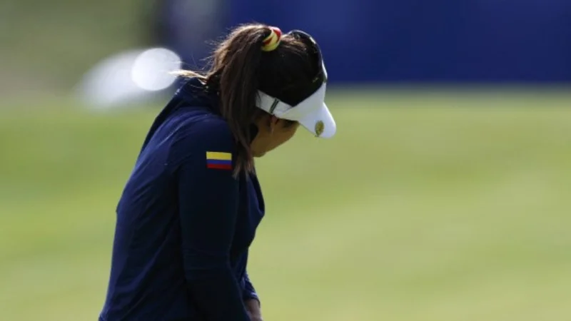 Colombiana Uribe sonríe mientras disfruta de su canto del cisne en París