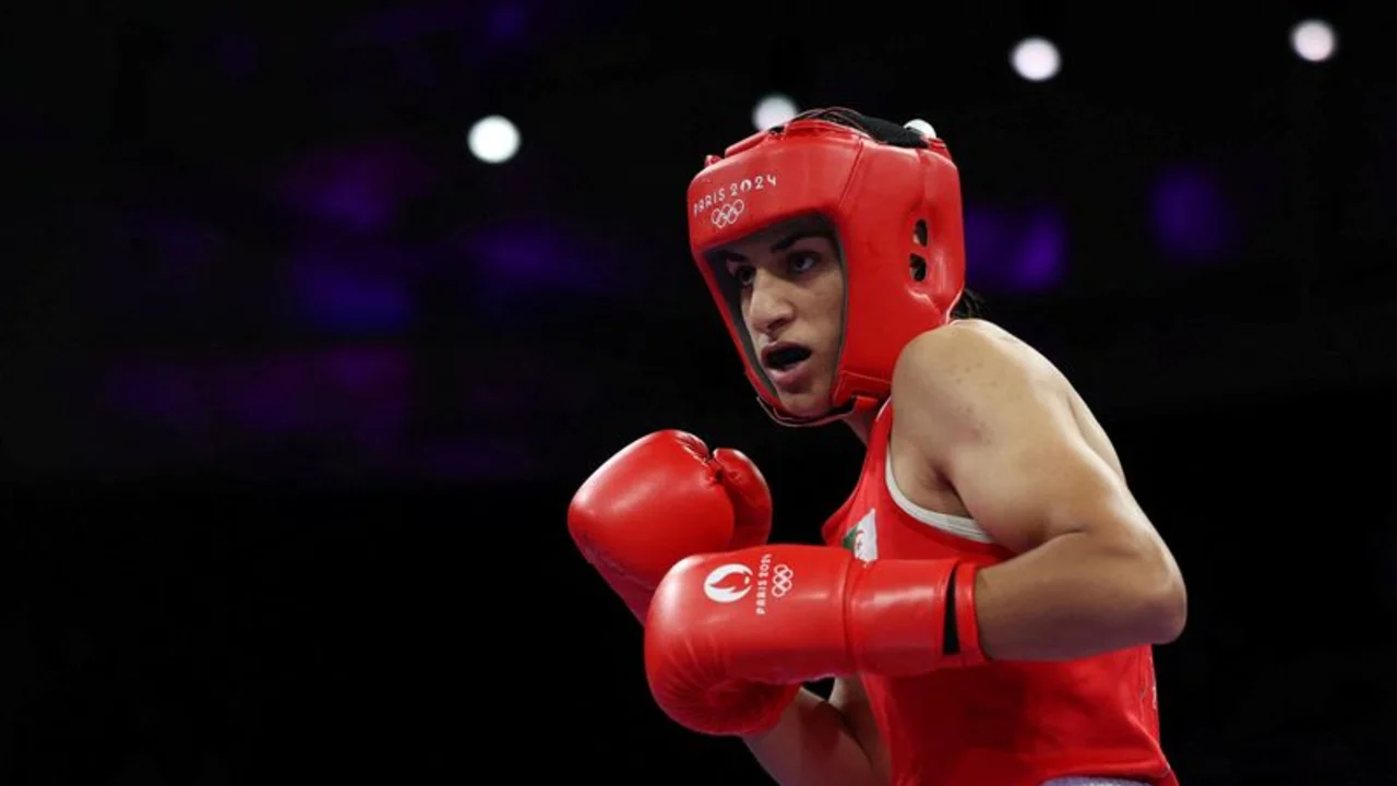 Boxeadora argelina Khelif presenta una denuncia por acoso en plena disputa de género