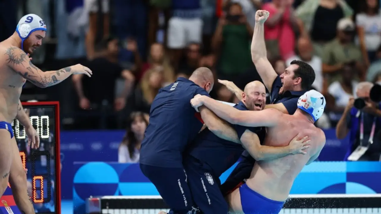 Serbia gana la batalla balcánica por otro oro olímpico en waterpolo masculino