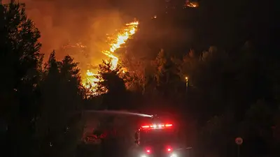 Incendio avivado por el viento amenaza los suburbios de Atenas, mientras habitantes huyen Incendio avivado por el viento amenaza los suburbios de Atenas, mientras habitantes huyen