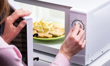 Cinco tips para limpiar el microondas fácil y rápido | Tips