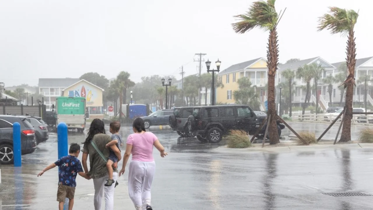 Tormenta tropical Ernesto amenaza con fuertes lluvias y cortes de electricidad a Puerto Rico