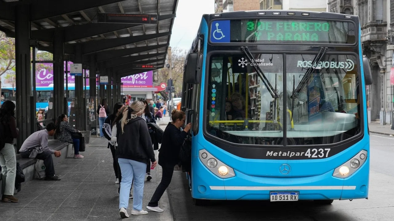 Denuncian cambios en la frecuencia de colectivos y retiros de unidades en Rosario