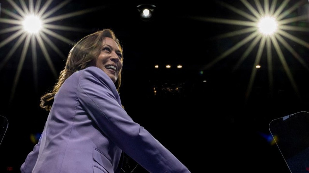 La campaña de Harris busca seducir a los mayores con Jefferson Starship y bailes de swing
