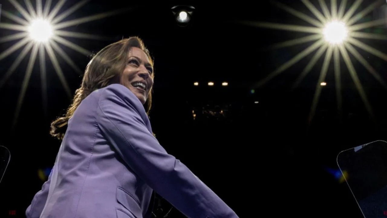 La campaña de Harris busca seducir a los mayores con Jefferson Starship y bailes de swing