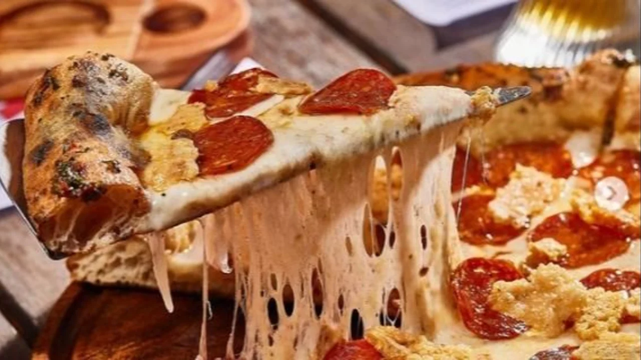 Fotografía de una pizza con pepperoni y queso parmesano 