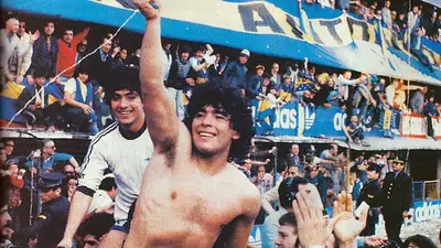 Fotografía de Boca campeón del Metropolitano 1981 con la vuelta olímpica de Maradona Fotografía de Boca campeón del Metropolitano 1981 con la vuelta olímpica de Maradona