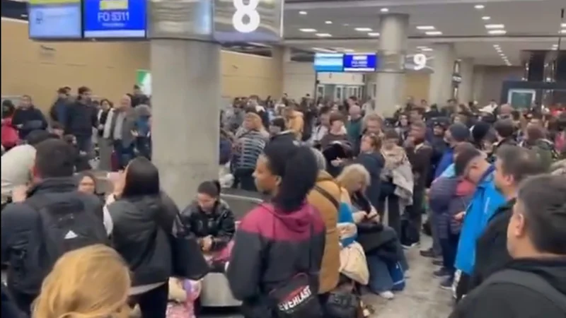 Demoras en los vuelos por medida de fuerza de los maleteros