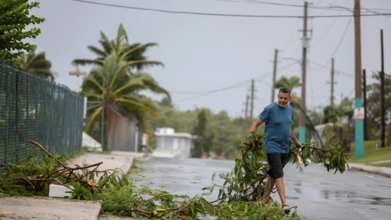 Ernesto se intensifica a huracán de categoría 1 mientras se aleja de Puerto Rico