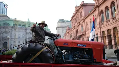 Productores protestan contra Milei con un tractor frente a la Casa Rosada Productores protestan contra Milei con un tractor frente a la Casa Rosada