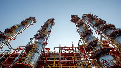 YPF amplió la capacidad de producción de la Refinería de Ensenada para producir combustiblesde máxima calidad YPF amplió la capacidad de producción de la Refinería de Ensenada para producir combustiblesde máxima calidad