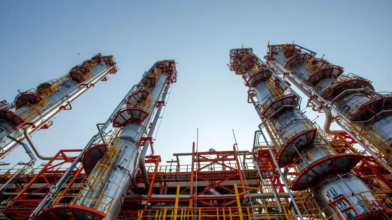 YPF amplió la capacidad de producción de la Refinería de Ensenada para producir combustiblesde máxima calidad 