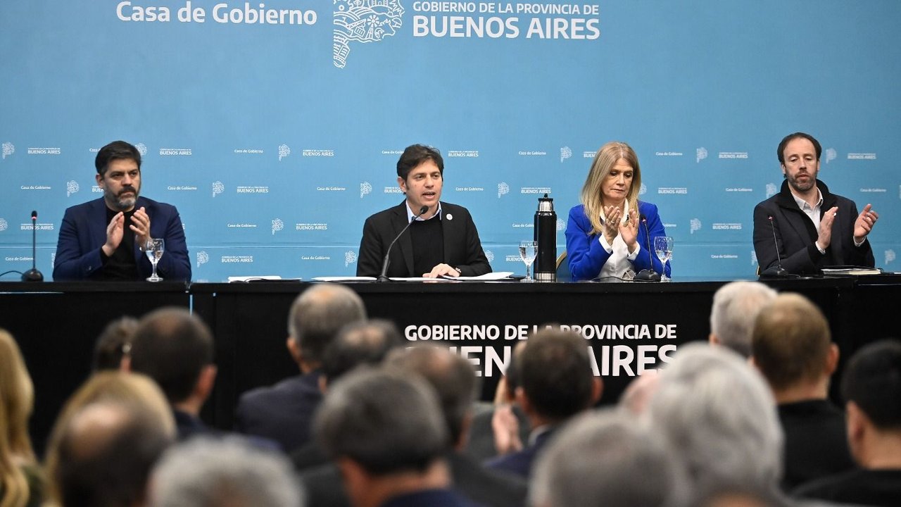 Kicillof firmó un nuevo desembolso para todos los municipios: "Están cumpliendo un rol fundamental para atender a cada vecino"