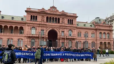 PYMES protestaron frente a la Rosada: "Antes de bajar la inflación, vamos a cerrar" PYMES protestaron frente a la Rosada: "Antes de bajar la inflación, vamos a cerrar"