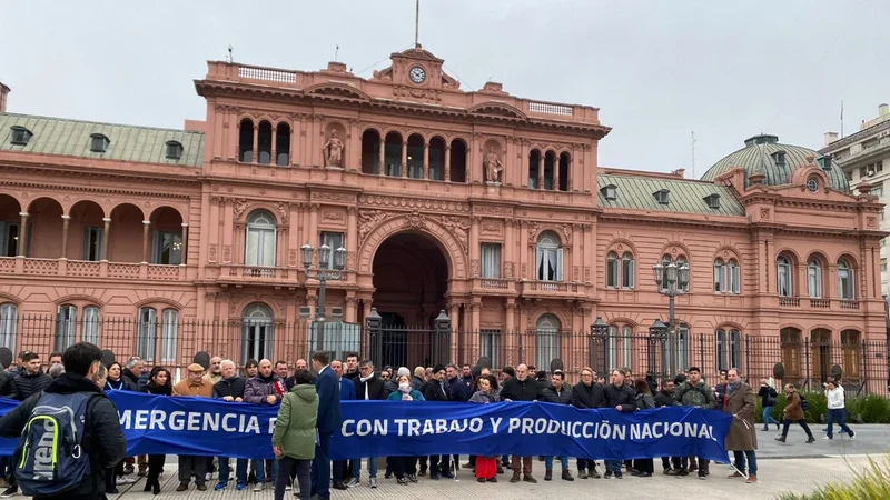 PYMES protestaron frente a la Rosada: "Antes de bajar la inflación, vamos a cerrar"
