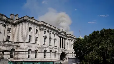 Bomberos combaten un gran incendio en Somerset House de Londres Bomberos combaten un gran incendio en Somerset House de Londres