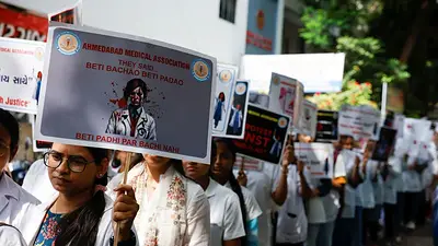 Médicos indios hacen huelga en protesta por violación y asesinato de una colega Médicos indios hacen huelga en protesta por violación y asesinato de una colega