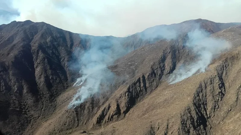 El Gobierno de La Rioja continúa con los operativos para frenar el incendio del Cinturón de Velasco