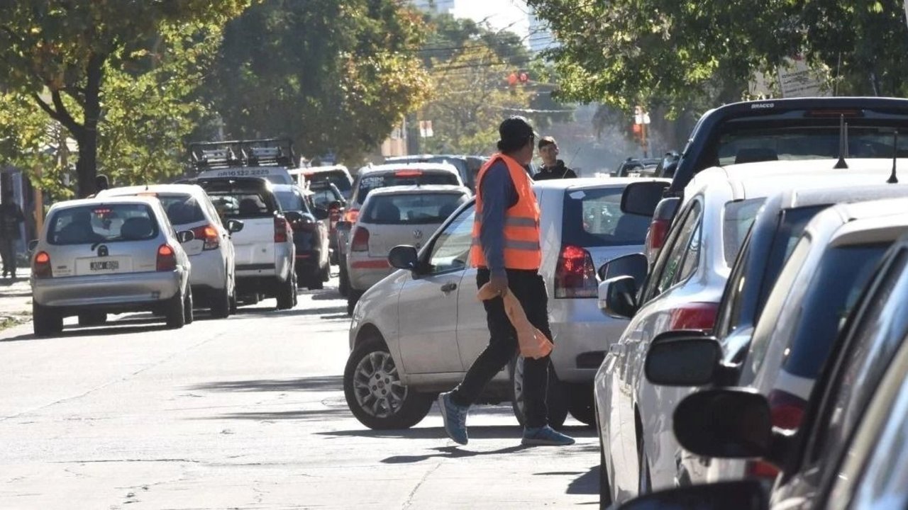 Por la crisis económica, cada vez hay más cuidacoches en Rosario